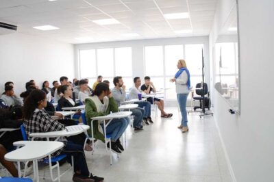 Alunos de escolas municipais de Ilhabela são apresentados a novas possibilidades de ensino médio com palestra da Marinha do Brasil
