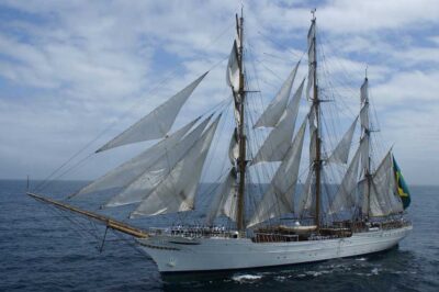 Cisne Branco da Marinha do Brasil marca presença na 50ª Semana Internacional de Vela de Ilhabela