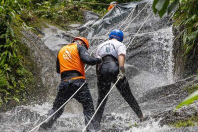 Guardas Mirins participam de treinamento de rapel com a Defesa Civil na cachoeira da Reserva du Moulina